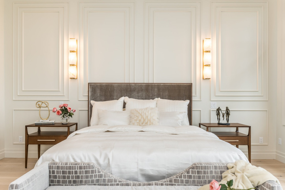 На фото: большая хозяйская спальня в стиле модернизм с белыми стенами, светлым паркетным полом, бежевым полом и панелями на стенах