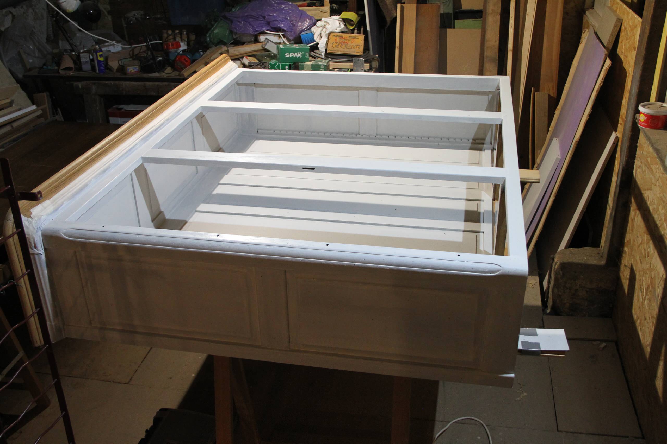 Vitrine en cours de peinture