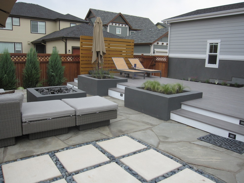 Design ideas for a contemporary backyard deck in Denver.