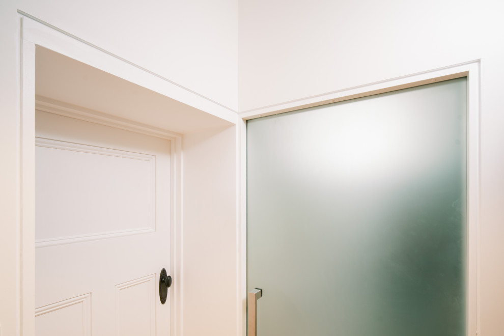 Ejemplo de armario vestidor unisex y abovedado contemporáneo pequeño con armarios con paneles lisos, puertas de armario de madera clara, suelo de madera clara y suelo amarillo