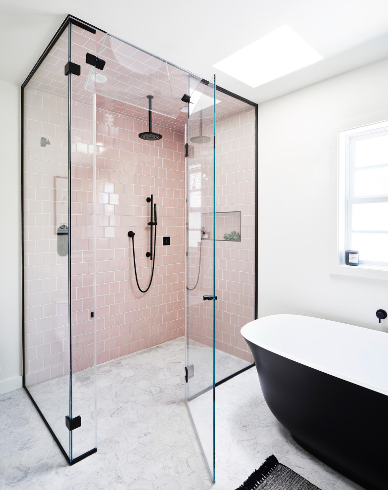 Mittelgroßes Modernes Badezimmer En Suite mit rosa Fliesen, Keramikfliesen und Falttür-Duschabtrennung in Los Angeles