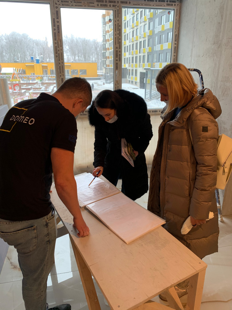 Рабочие моменты. Заказчица и прораб подрядной организации