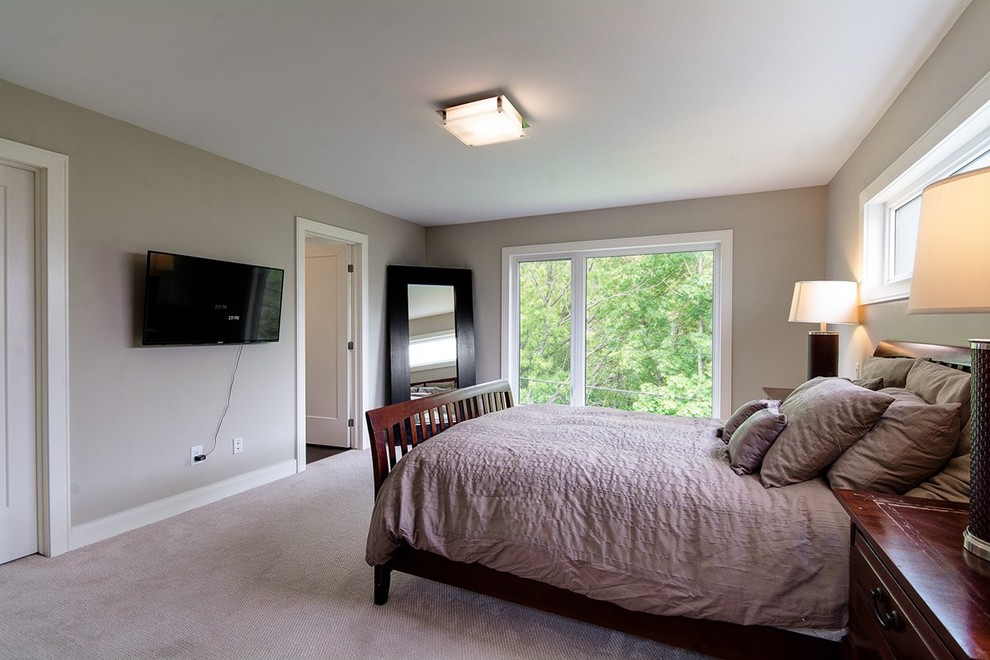 Example of a transitional home design design in Ottawa