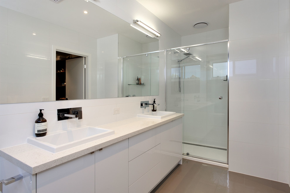 Photo of a contemporary bathroom in Melbourne.