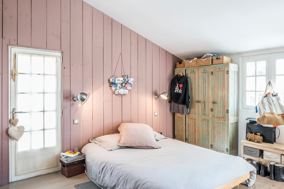 This is an example of a mid-sized country teen room for girls in Bordeaux with pink walls and light hardwood floors.