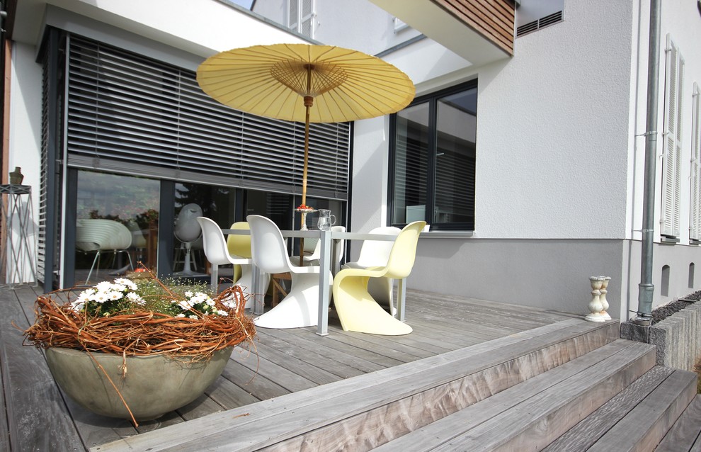 Pergola Terrasse hinter dem Haus With Kübelpflanzen and Pergola in Frankfurt