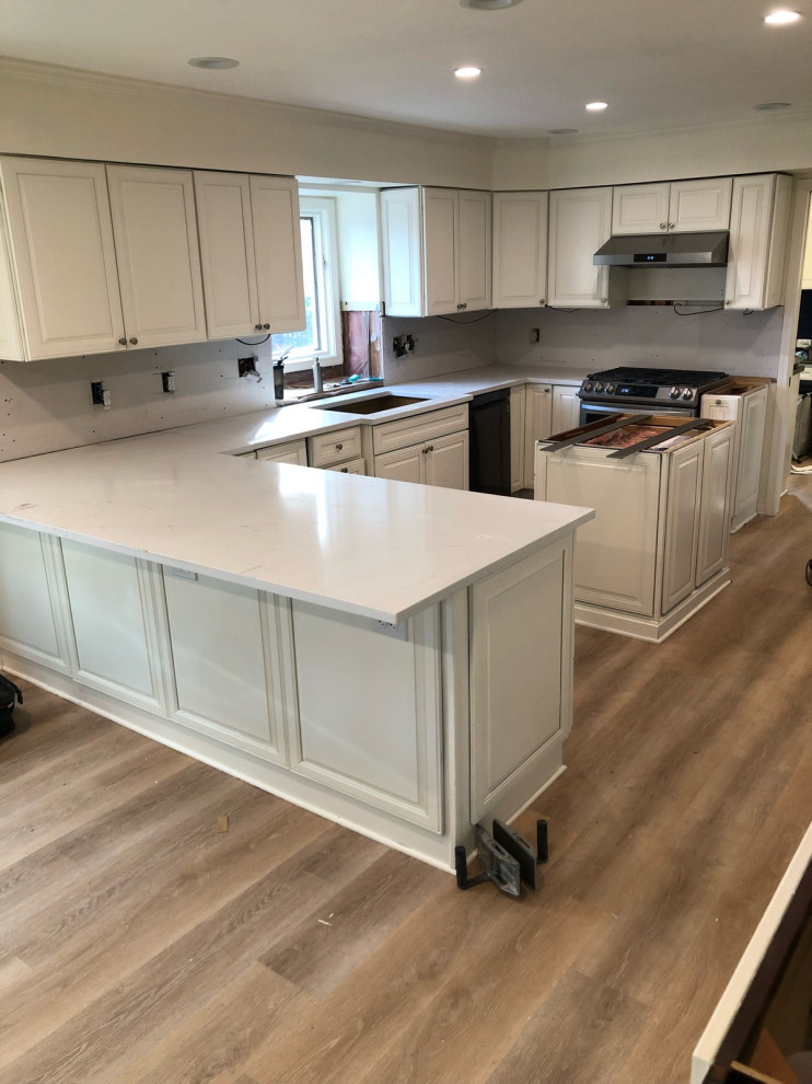 backsplash for creamy white cabinets and white counters