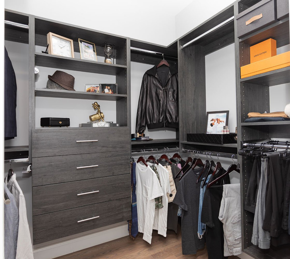 Contemporary storage and wardrobe in Orlando.