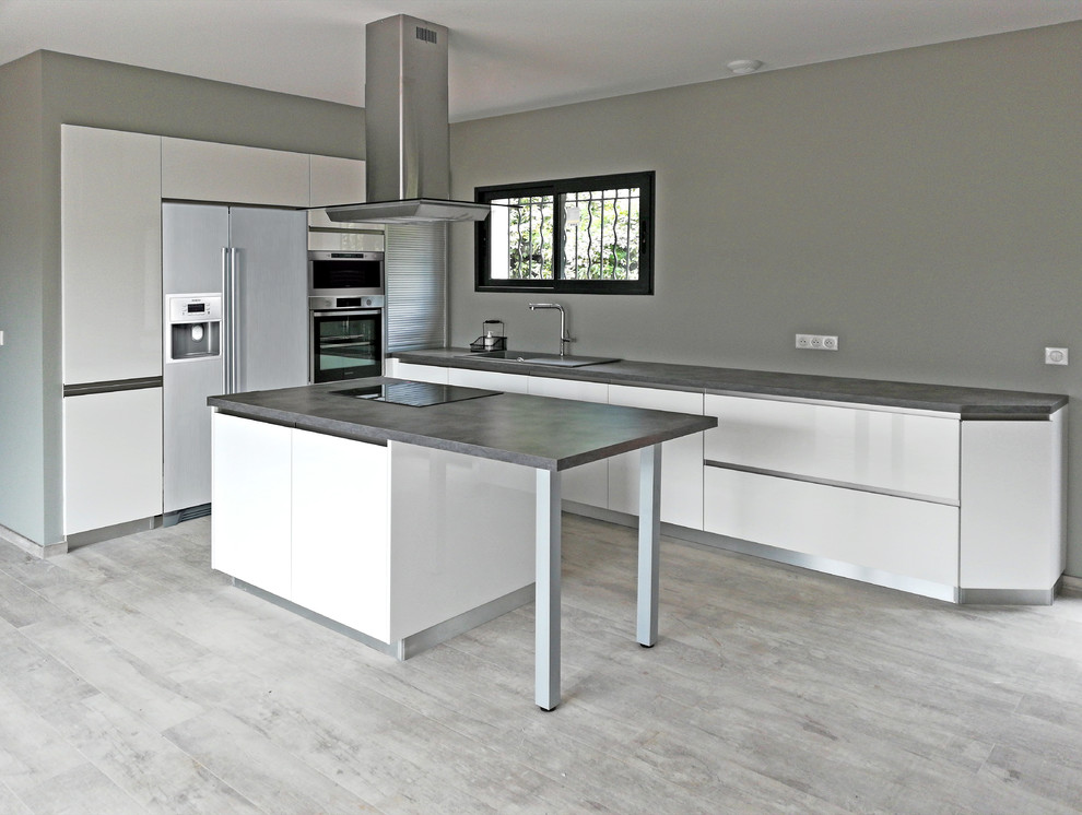 Design ideas for a large contemporary l-shaped eat-in kitchen in Other with a single-bowl sink, beaded inset cabinets, white cabinets, laminate benchtops, grey splashback, stainless steel appliances, ceramic floors, with island, grey floor and grey benchtop.