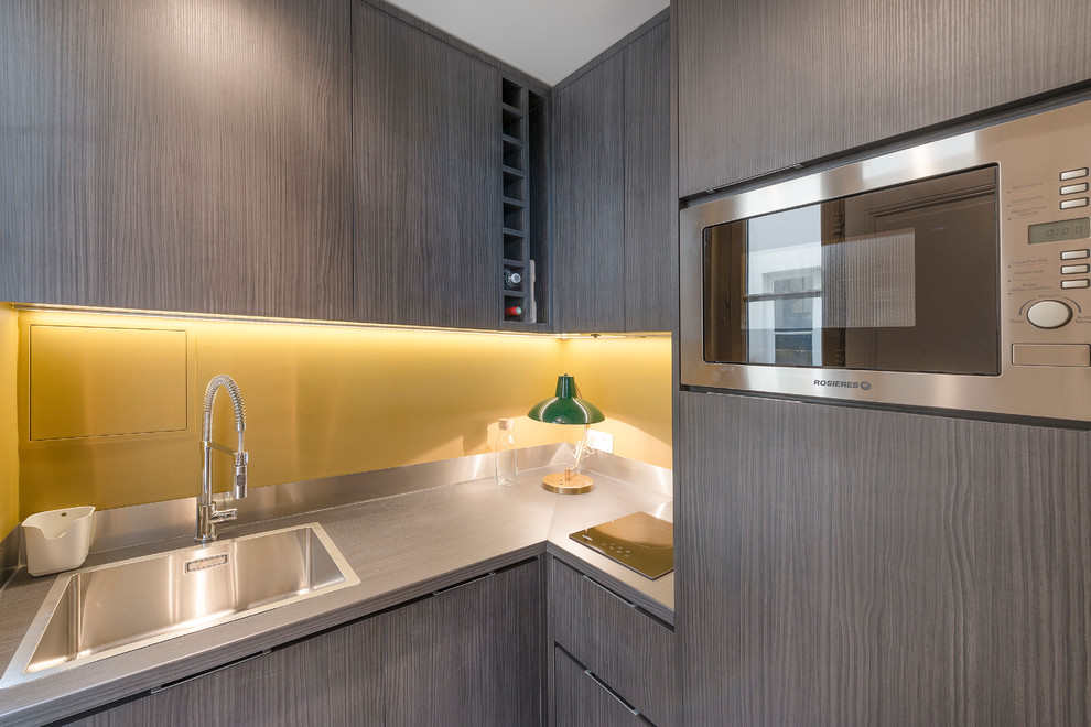 This is an example of a contemporary kitchen in Paris with yellow splashback.