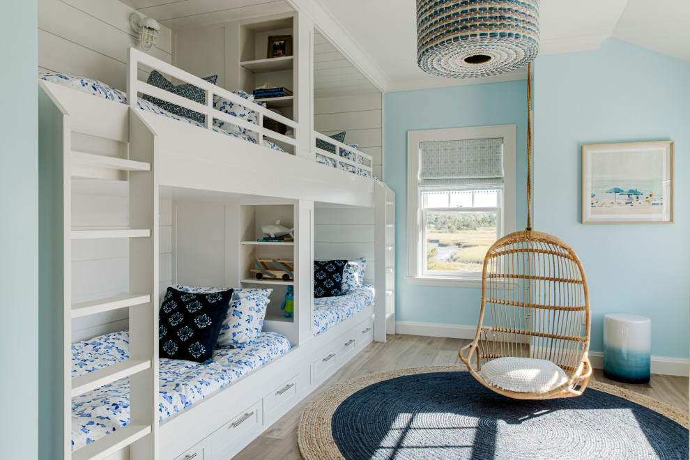 Mittelgroßes, Neutrales Maritimes Kinderzimmer mit Schlafplatz, blauer Wandfarbe, grauem Boden, Holzdielendecke, Holzdielenwänden und braunem Holzboden in Boston