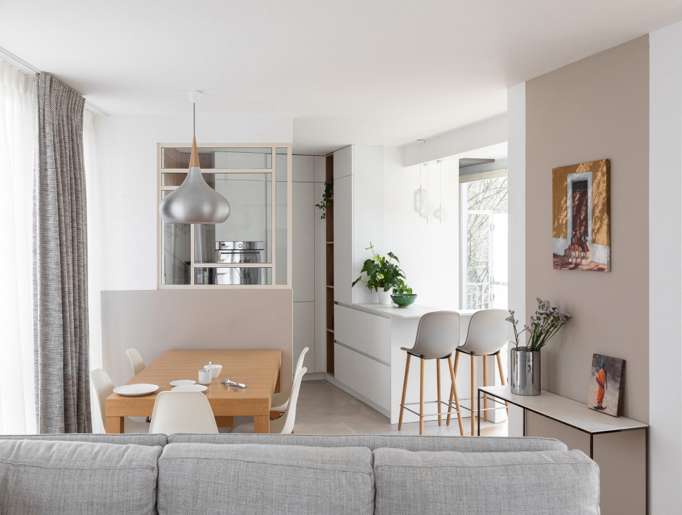 Example of a trendy family room design in Paris