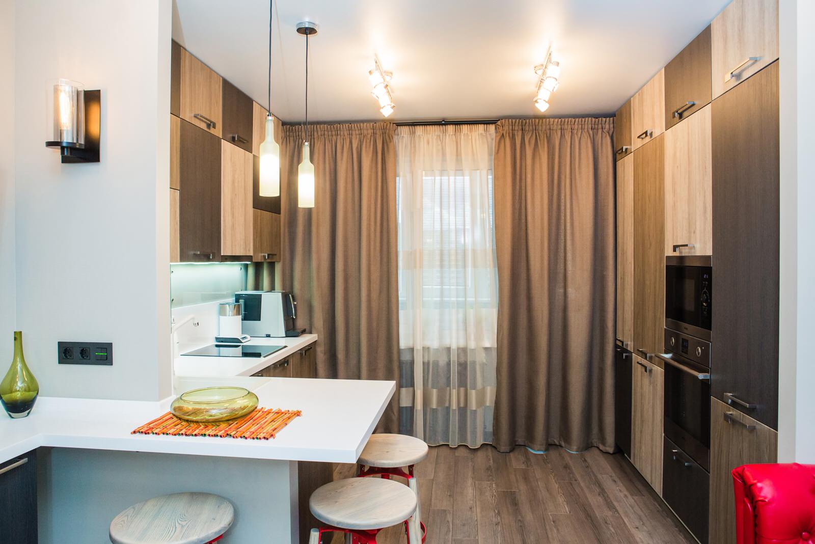 Эмма с барной стойкой