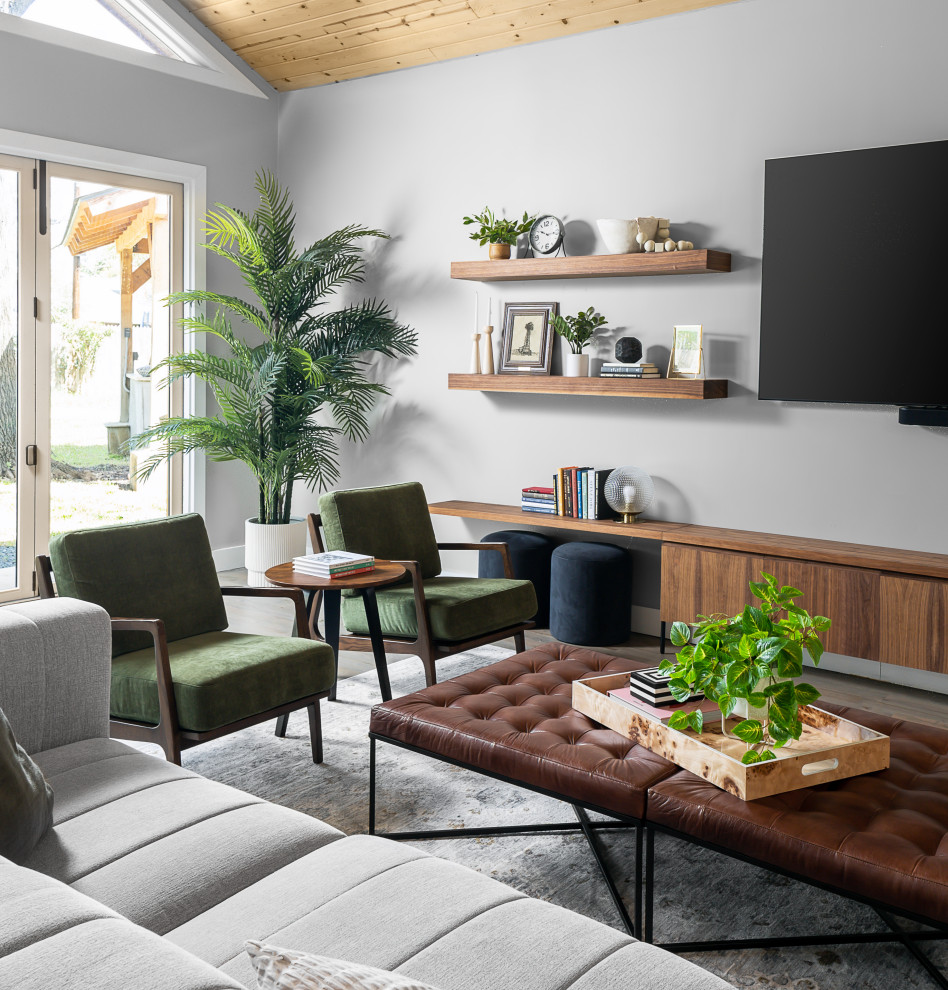Idee per un grande soggiorno minimalista aperto con pareti grigie, pavimento in legno massello medio, nessun camino, TV a parete e soffitto in legno