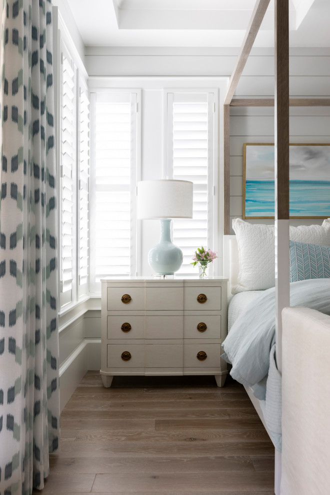 マイアミにある広いビーチスタイルのおしゃれな主寝室 (白い壁、淡色無垢フローリング、茶色い床、格子天井、塗装板張りの壁)