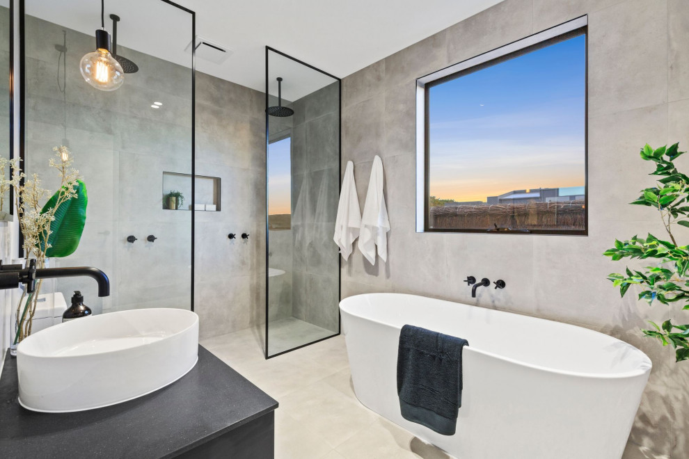 Design ideas for a contemporary bathroom in Geelong.