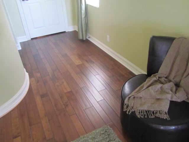 Example of a classic living room design in Orange County