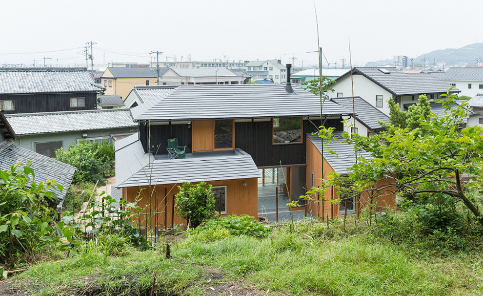 他の地域にある高級な中くらいなトラディショナルスタイルのおしゃれな家の外観の写真