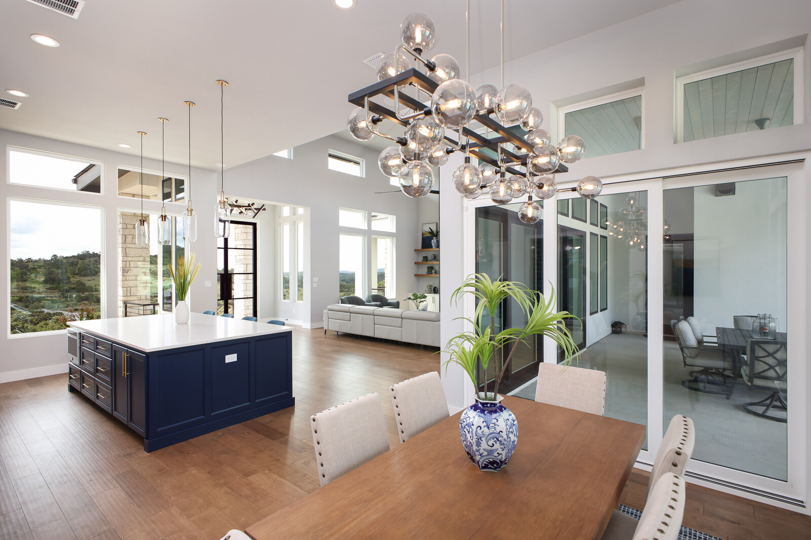 Modern: 4,950 ft², 4 BR/4 BA/2 ST home