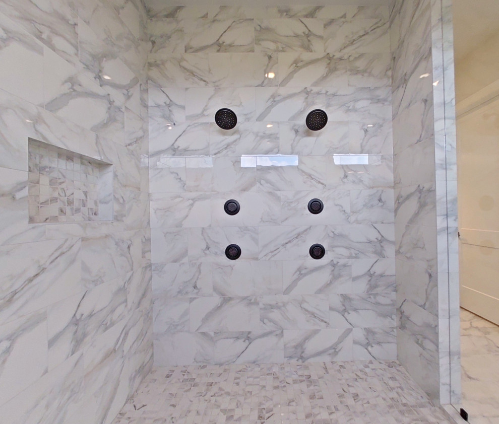 Inredning av ett modernt stort badrum, med med dusch som är öppen
