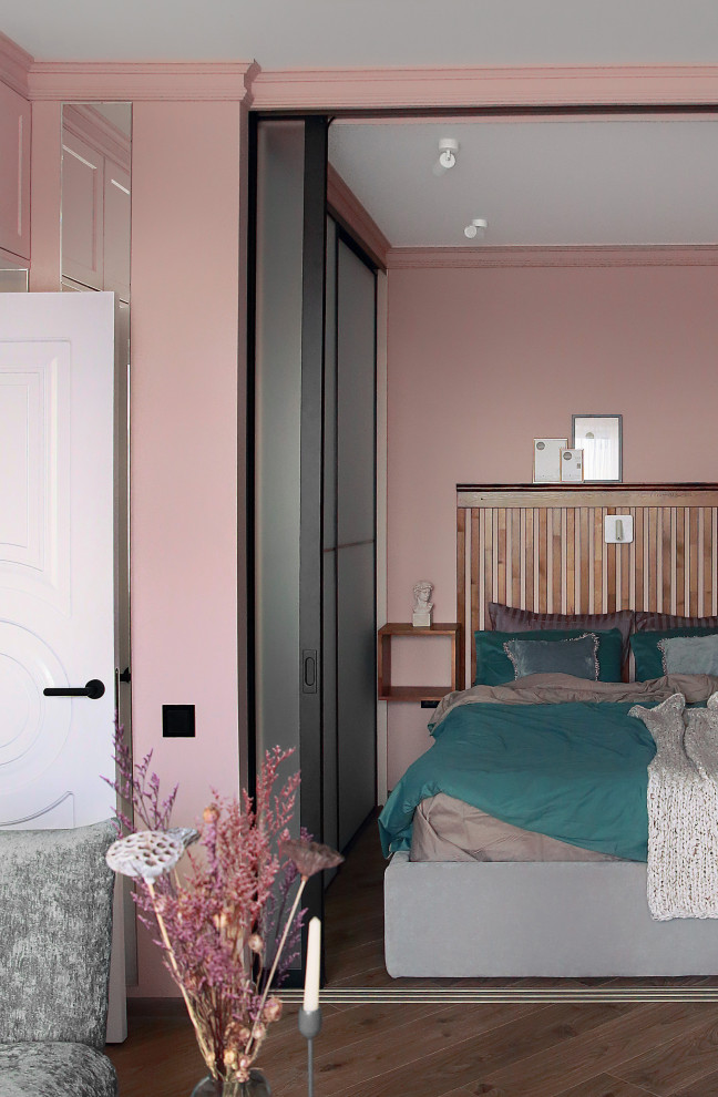 Пример оригинального дизайна: маленькая хозяйская спальня в стиле неоклассика (современная классика) с розовыми стенами, полом из винила, коричневым полом и кроватью в нише для на участке и в саду