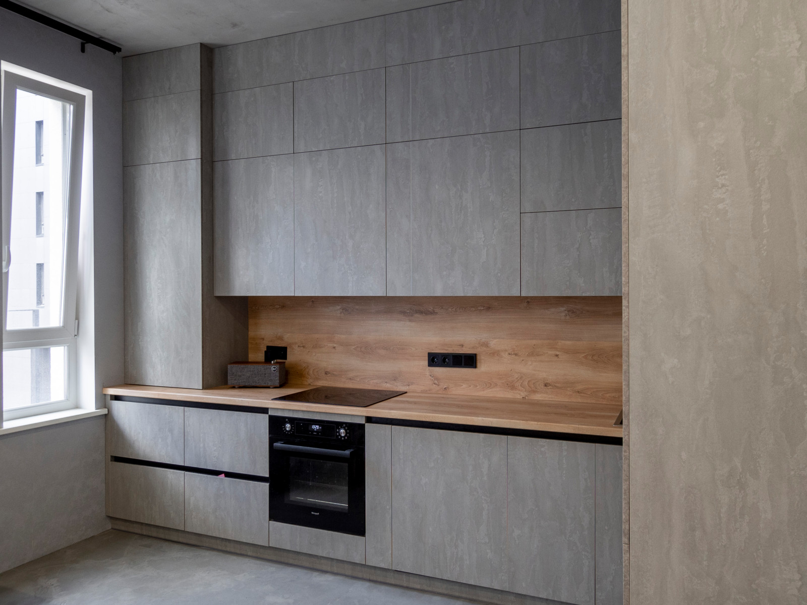 Элегантная минималистичная кухня в сером цвете