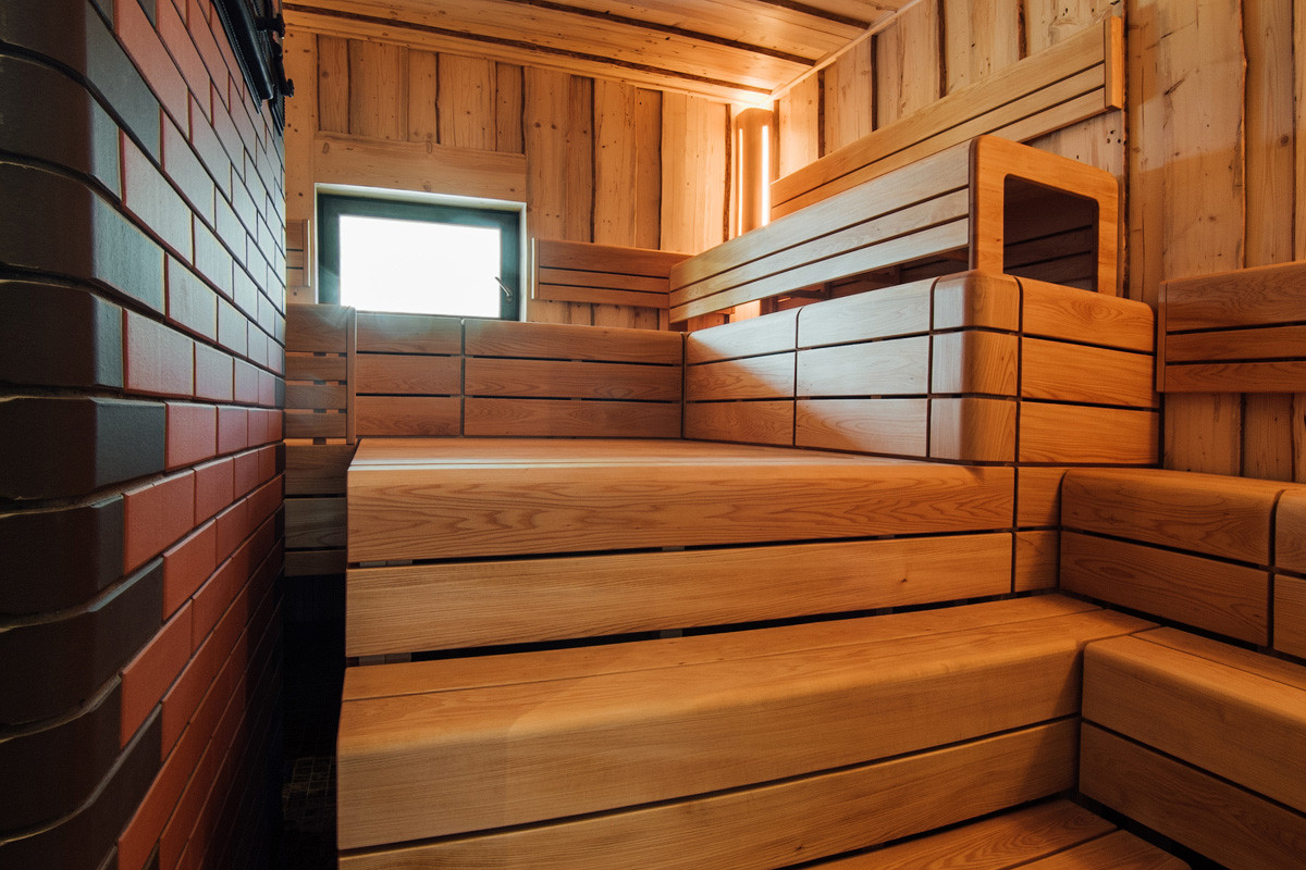 Полки из розовой липы.