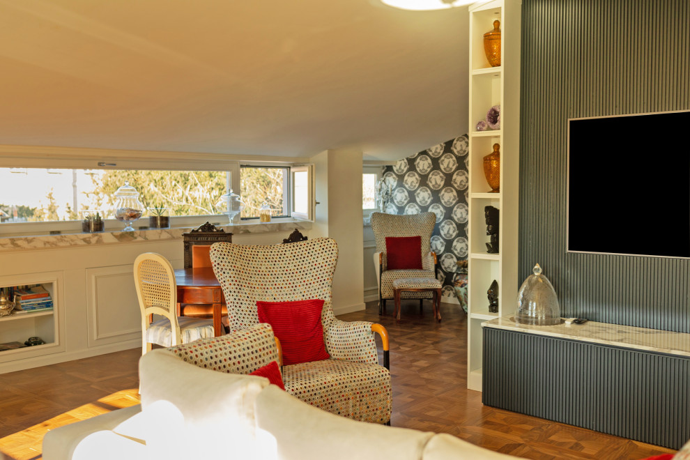 Пример оригинального дизайна: открытая гостиная комната среднего размера в классическом стиле с белыми стенами, светлым паркетным полом, коричневым полом и панелями на стенах без камина