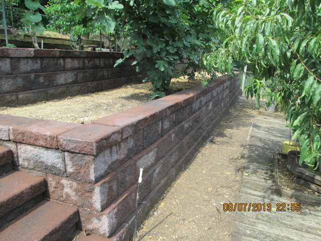 Keystone Retaining Wall traditional-garden