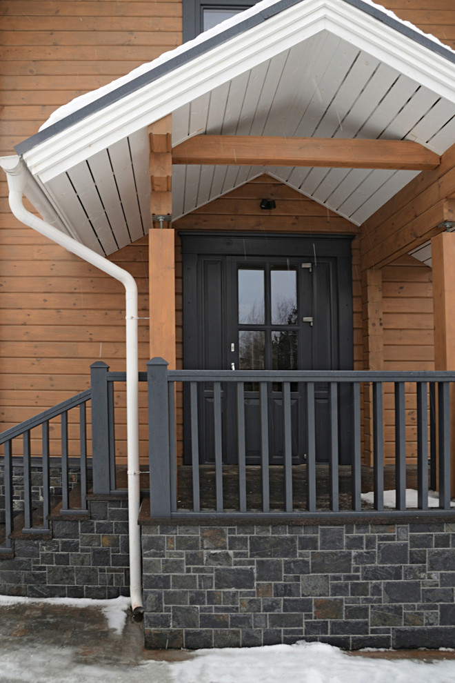 Дом из бруса с цоколем из камня