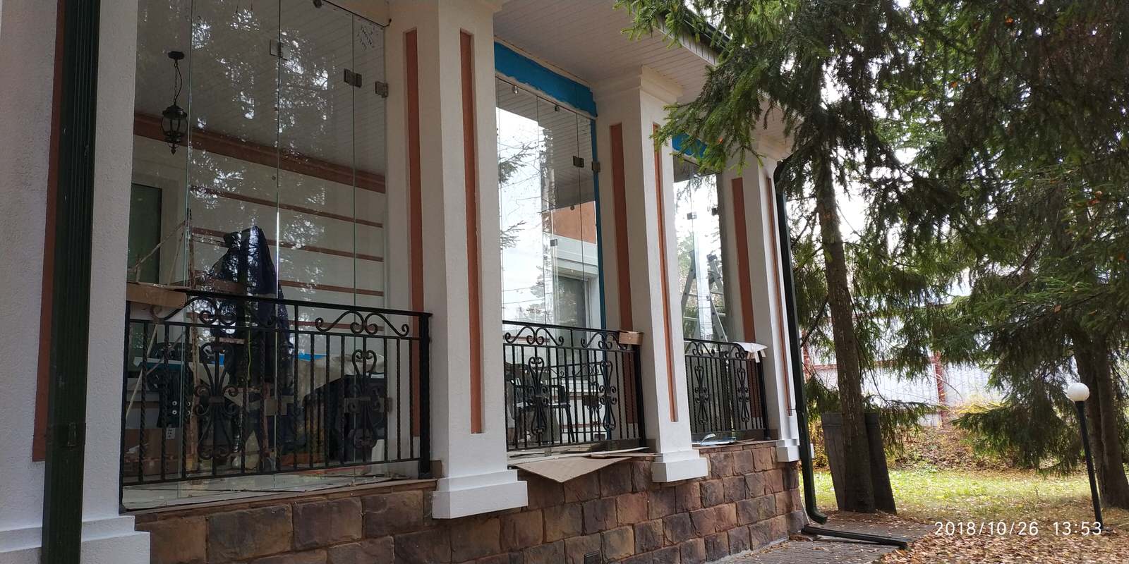 Сдвижная перегородка из закалённого стекла.