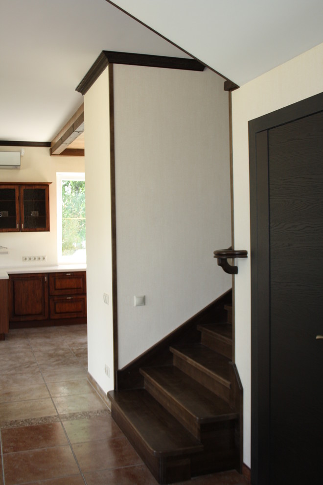 Дубовая лестница на бетонном основании