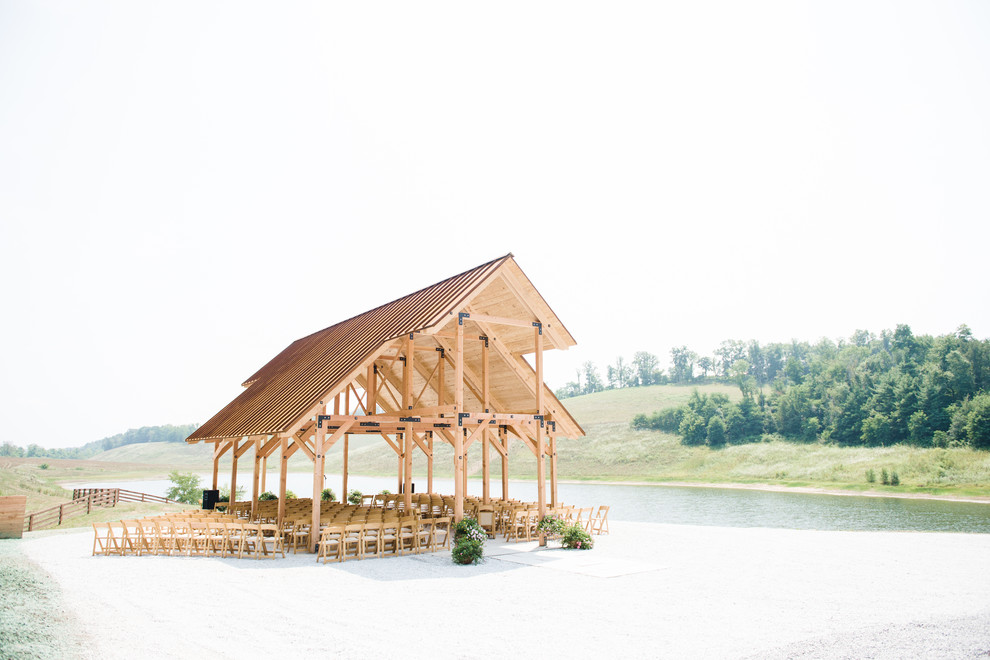 Example of a mountain style home design design in Columbus