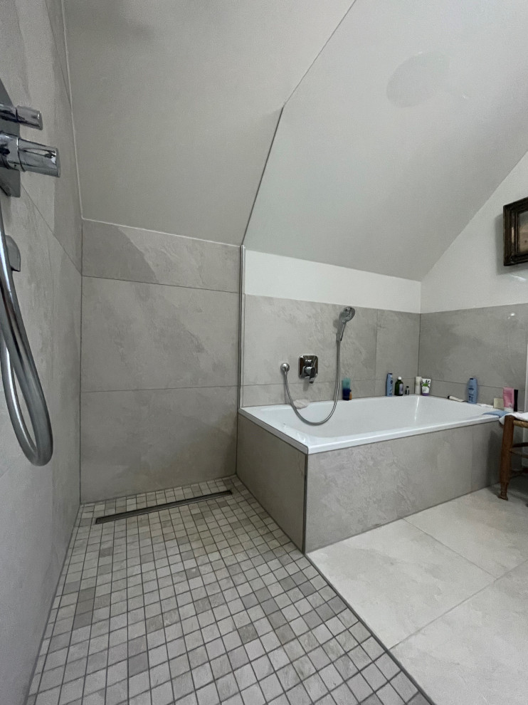 Fliesenlose Dusche En Suite With Unterbauwanne, Duschnische, Wandtoilette, grauen Fliesen, Porzellanfliesen, weißer Wandfarbe, Mosaik-Bodenfliesen, grauem Boden, Falttür-Duschabtrennung, schwebendem Waschtisch and freigelegten Dachbalken