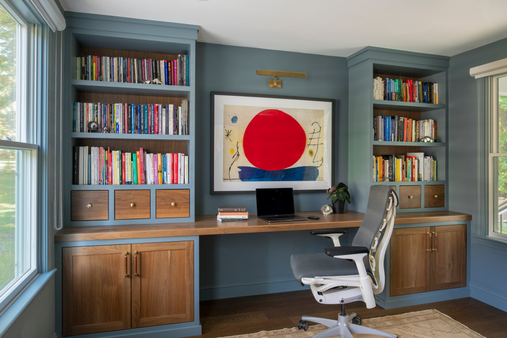 Exemple d'un bureau chic avec un mur bleu, parquet foncé, un bureau intégré et un sol marron.