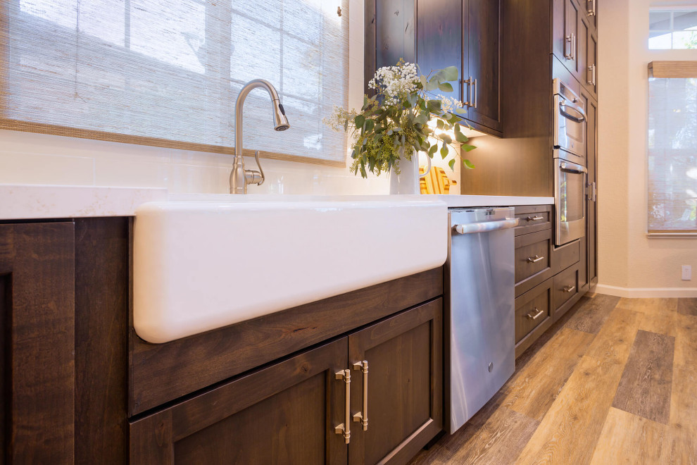 Kitchen - transitional kitchen idea in Sacramento