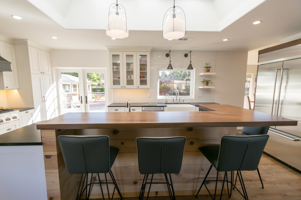 Example of a transitional home design design in San Francisco