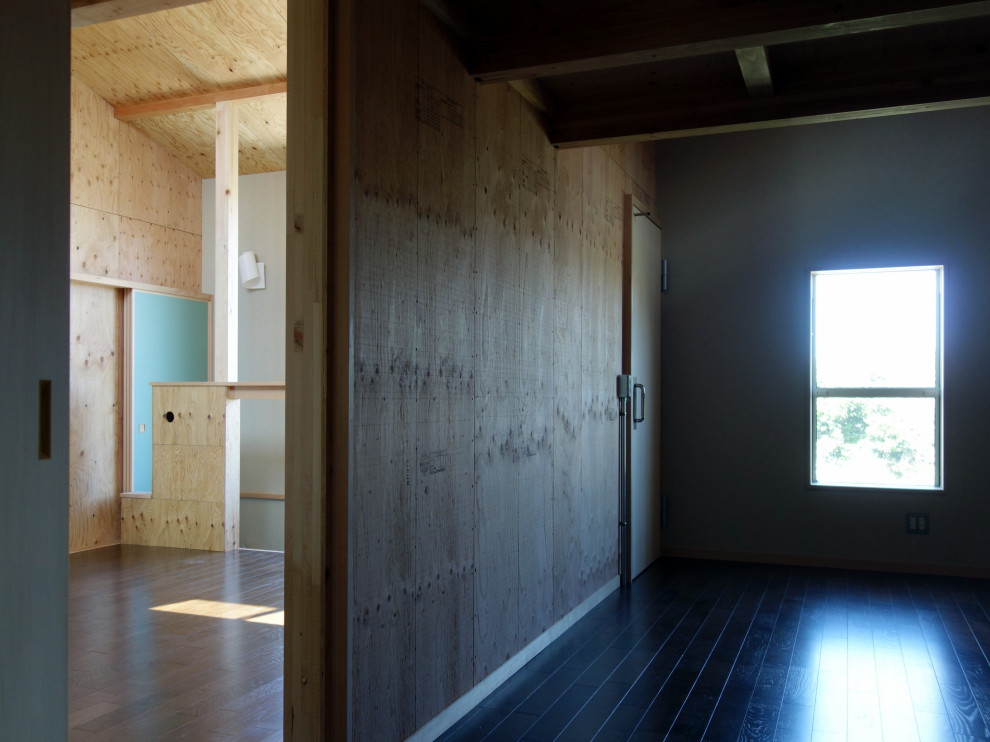 Idée de décoration pour un petit bureau design en bois avec un mur marron, un sol en contreplaqué, aucune cheminée, un sol marron et un plafond en bois.
