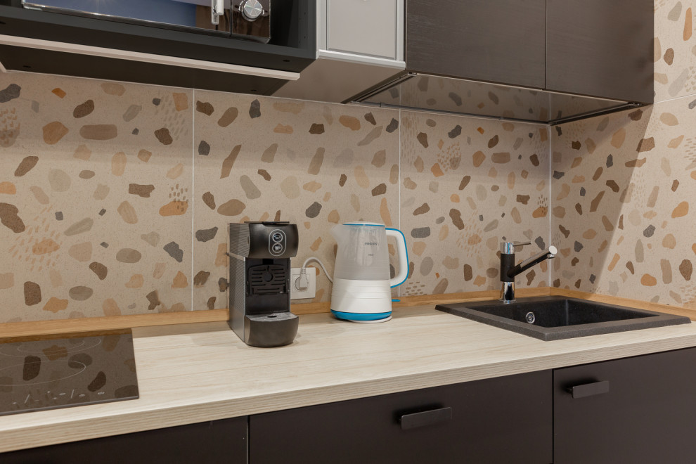 Студия для аренды с пятнистой плиткой