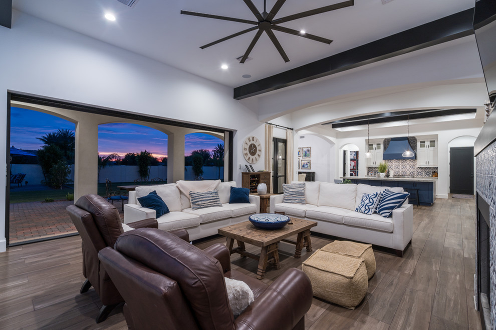 Example of a transitional home design design in Phoenix