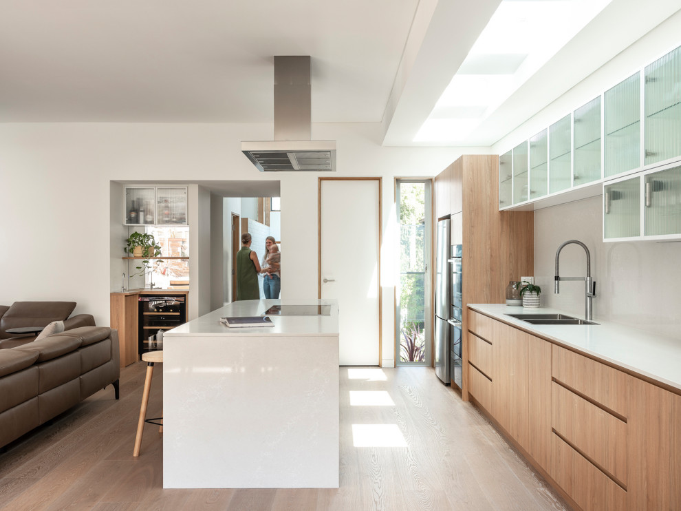 Kitchen - contemporary kitchen idea in Sydney
