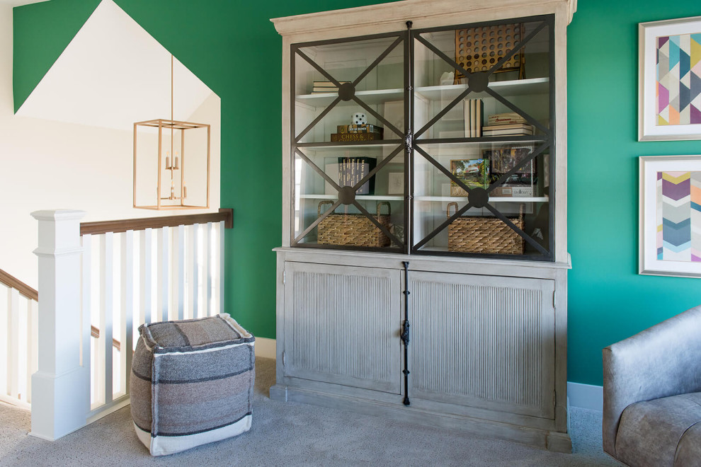 Diseño de salón para visitas cerrado contemporáneo de tamaño medio sin chimenea y televisor con paredes verdes y moqueta