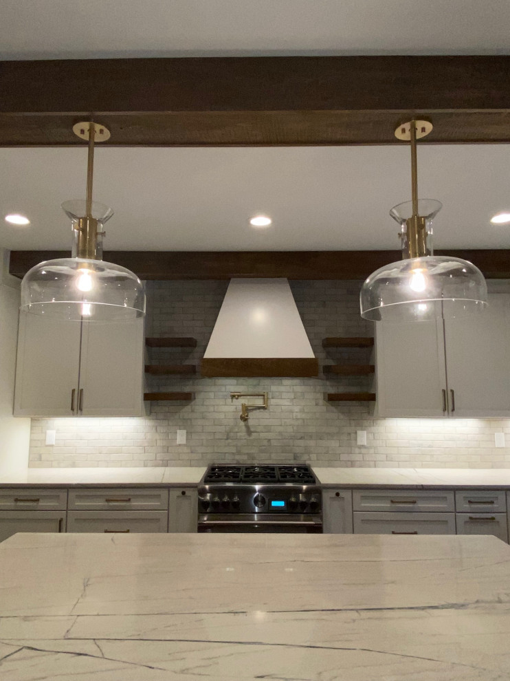 Example of a transitional kitchen design in Columbus