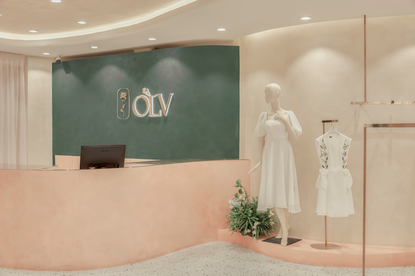Магазин женской одежды, обуви и аксессуаров  OLV