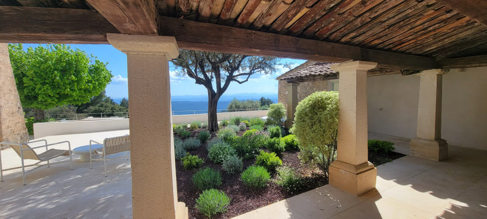 Tourtour - un  jardin dans le ciel