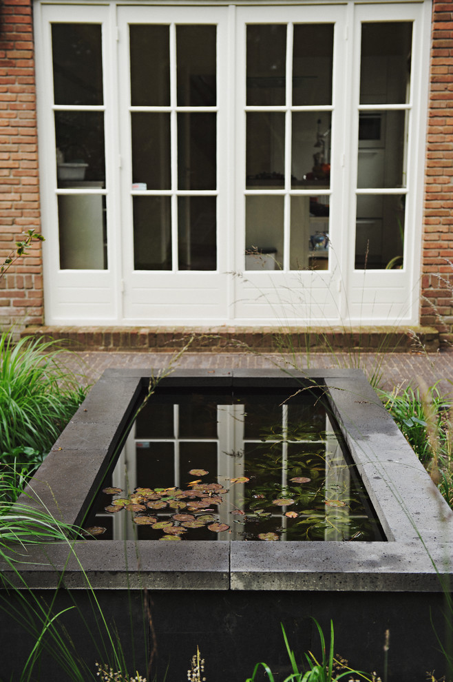Inspiration for a traditional garden in Amsterdam.