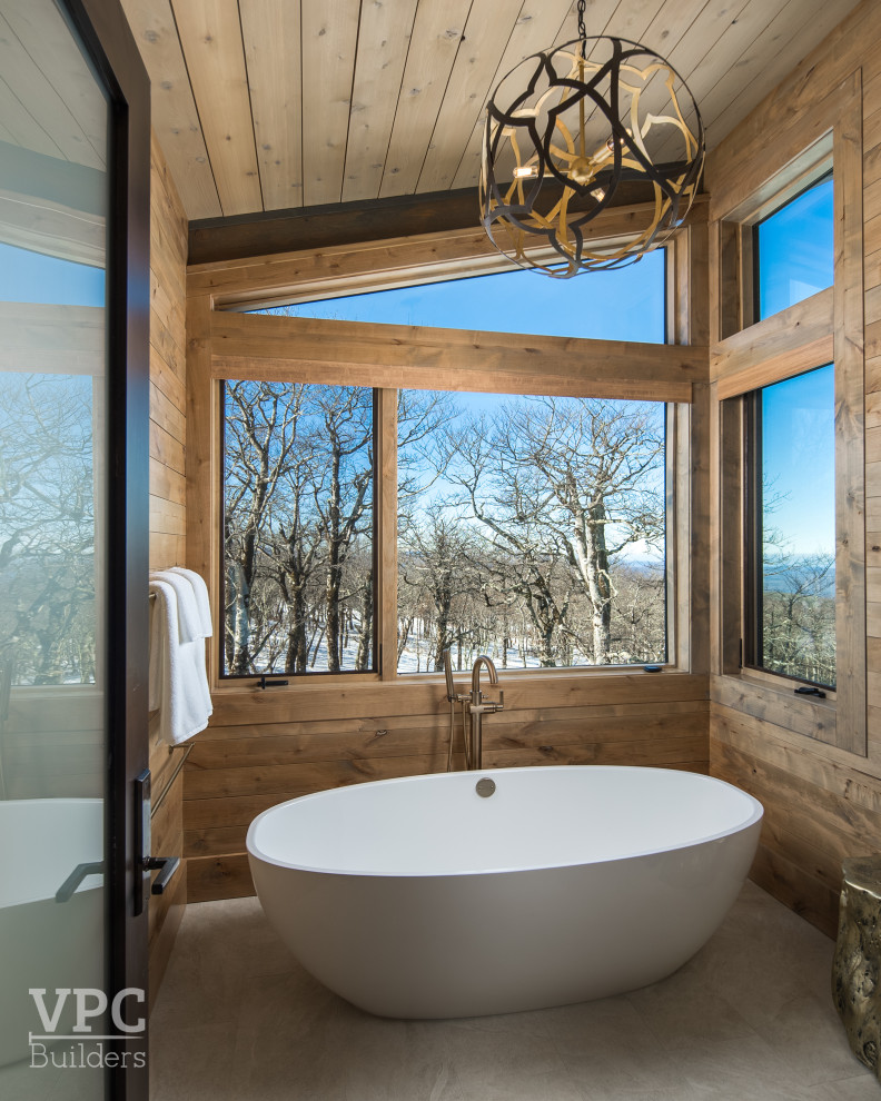 Modern inredning av ett stort en-suite badrum, med skåp i mellenmörkt trä, ett fristående badkar, en hörndusch, bruna väggar, ett integrerad handfat och med dusch som är öppen