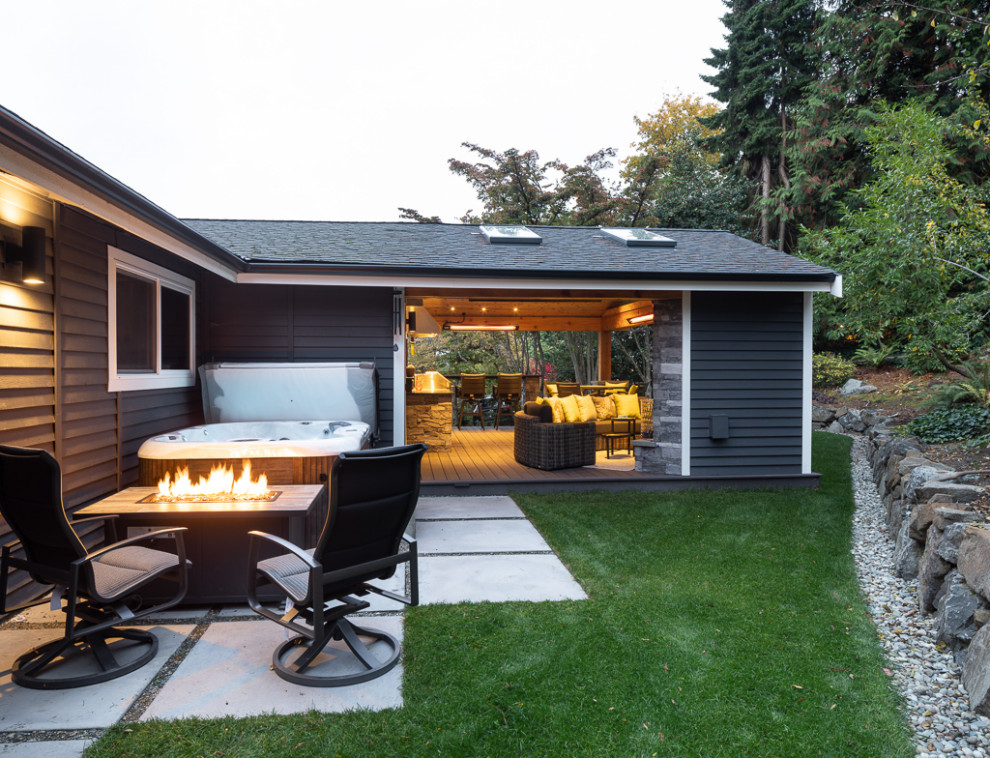 Photo of a transitional deck in Seattle.