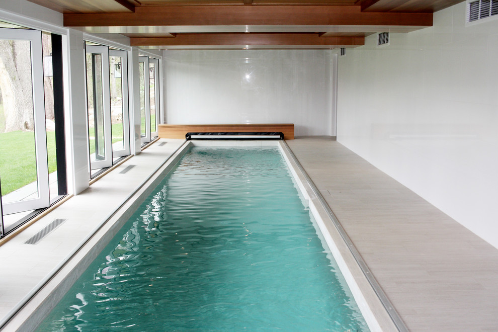 Ejemplo de piscina alargada contemporánea grande interior y rectangular con suelo de baldosas