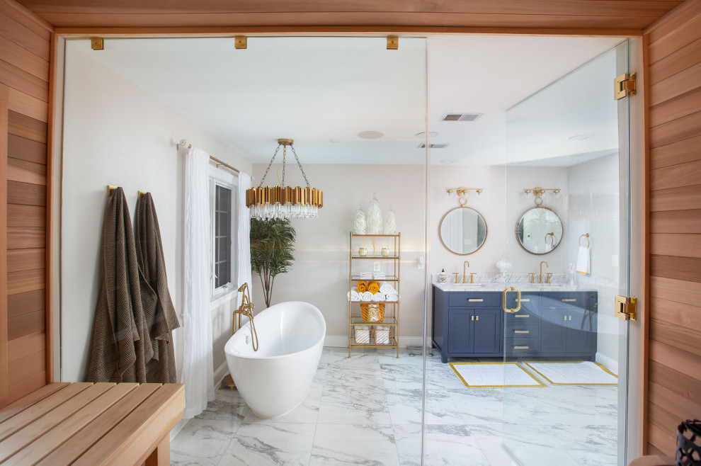 Идея дизайна: баня и сауна с синими фасадами и отдельно стоящей ванной